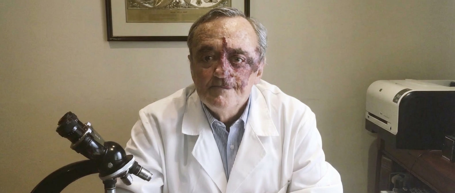 Dr. Mariano Barbacid em seu laboratório com microscópio